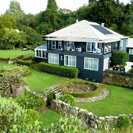 Black Swan Lakeside Boutique Hotel