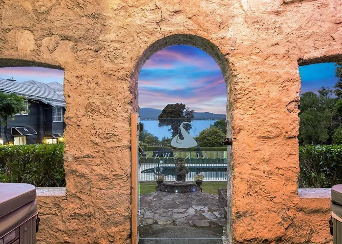 Black Swan Lakeside Boutique Hotel
