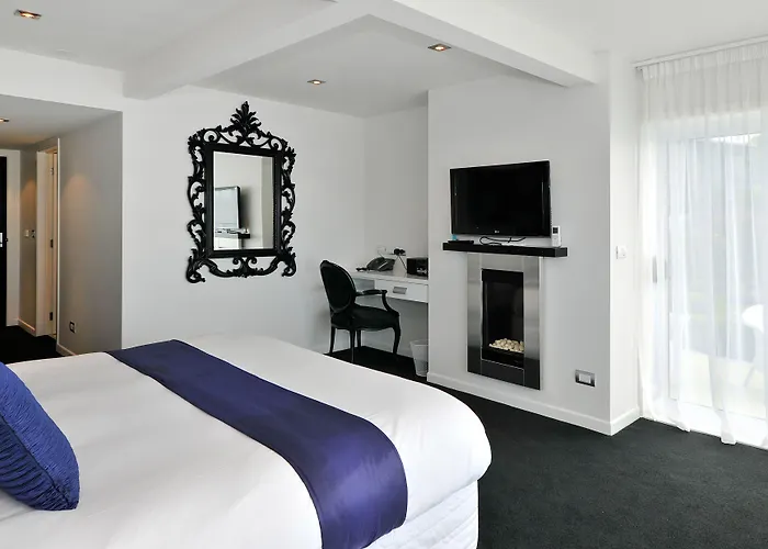 Black Swan Lakeside Boutique Hotel 5*