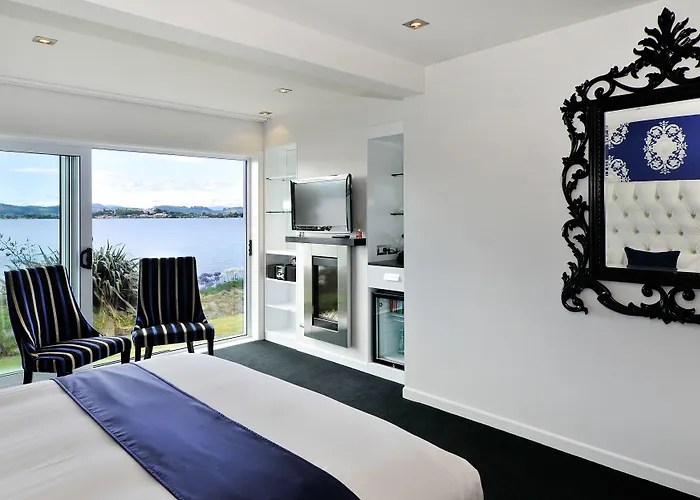 Black Swan Lakeside Boutique Hotel 5*