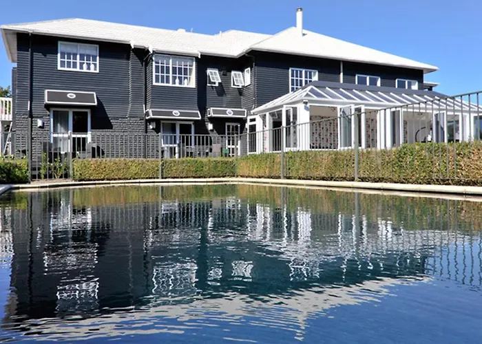 Hotel Black Swan Lakeside Boutique 5*